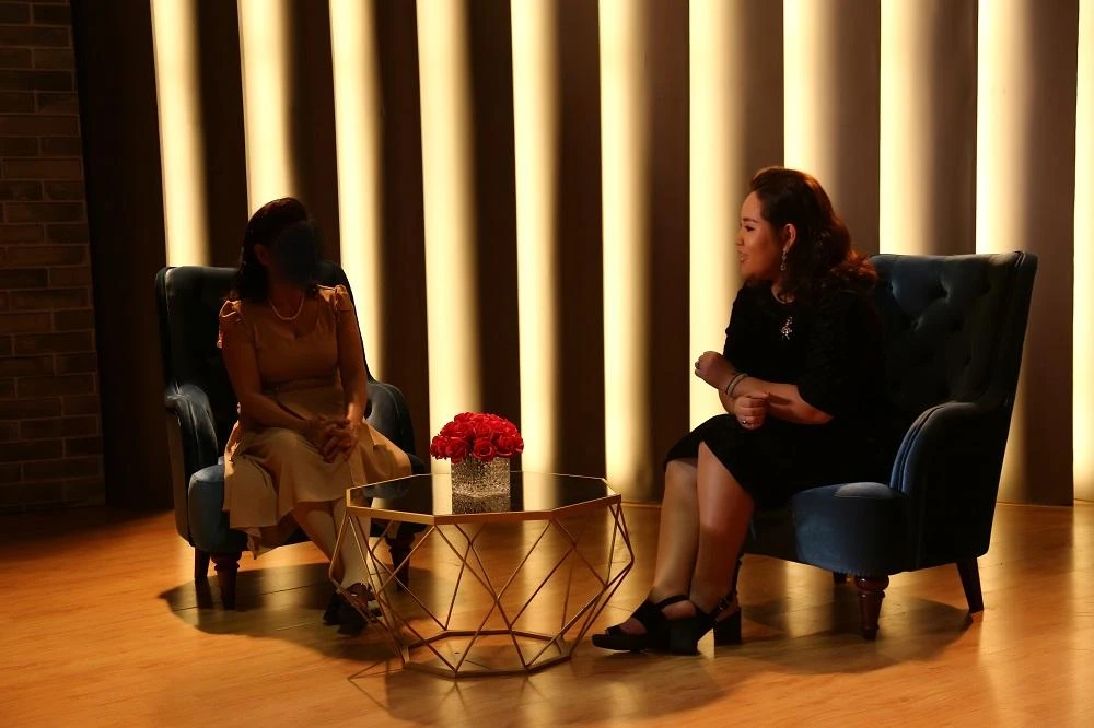 Chị A chia sẻ với chuyên gia trong chương trình. Ảnh: CTCC