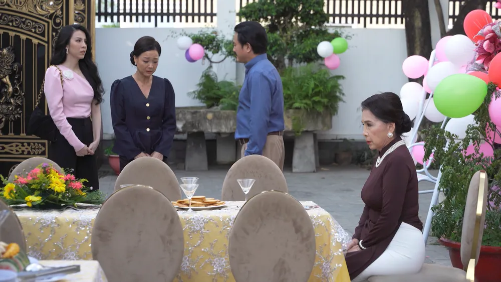 Thu Cúc xuất hiện tại bữa tiệc