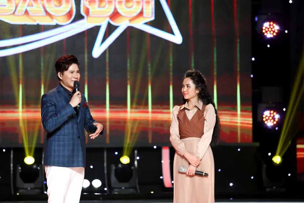 Nguyễn Duyên Quỳnh nghe nhận xét từ giám khảo. Nguyễn Duyên Quỳnh nghe nhận xét từ giám khảo.