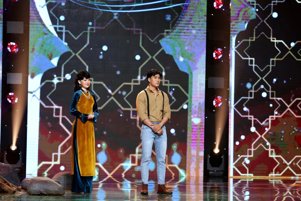 Hoàng Ngọc Sơn nghe nhận xét từ giám khảo.