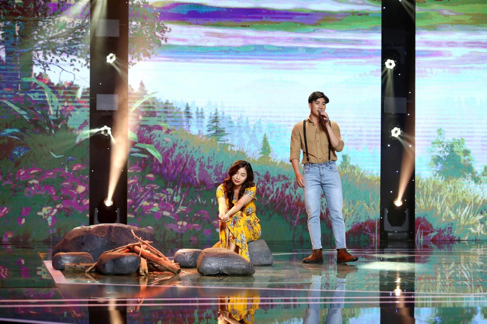 Ca sĩ Hoàng Ngọc Sơn với tiết mục Bóng chiều xưa.