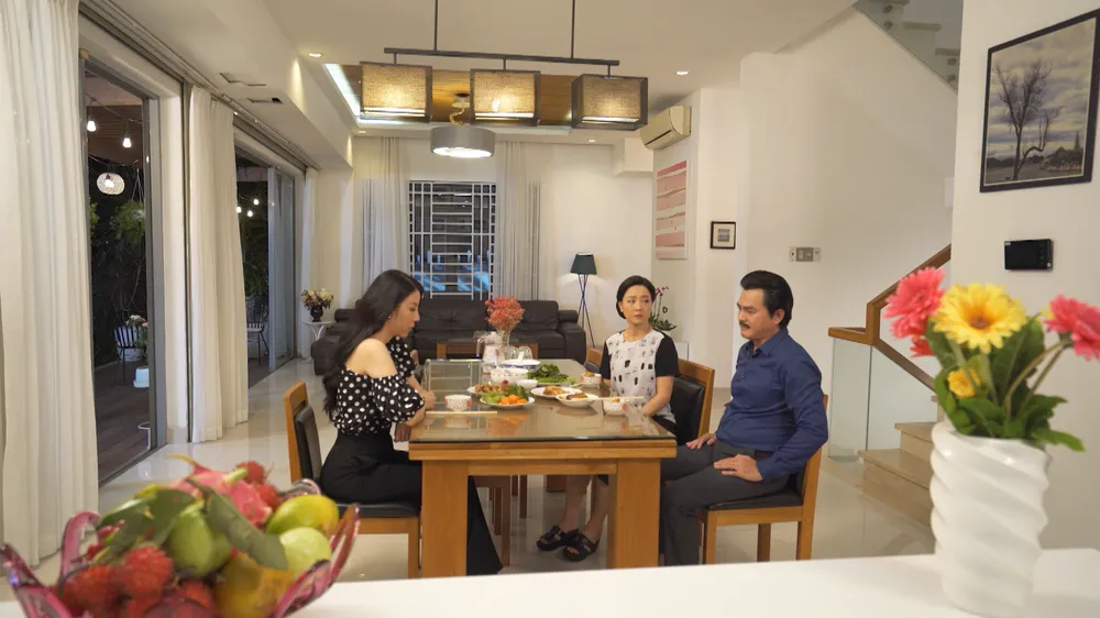 Ông Nam nói chuyện với hai mẹ con bà Cúc. Ông Nam nói chuyện với hai mẹ con bà Cúc.