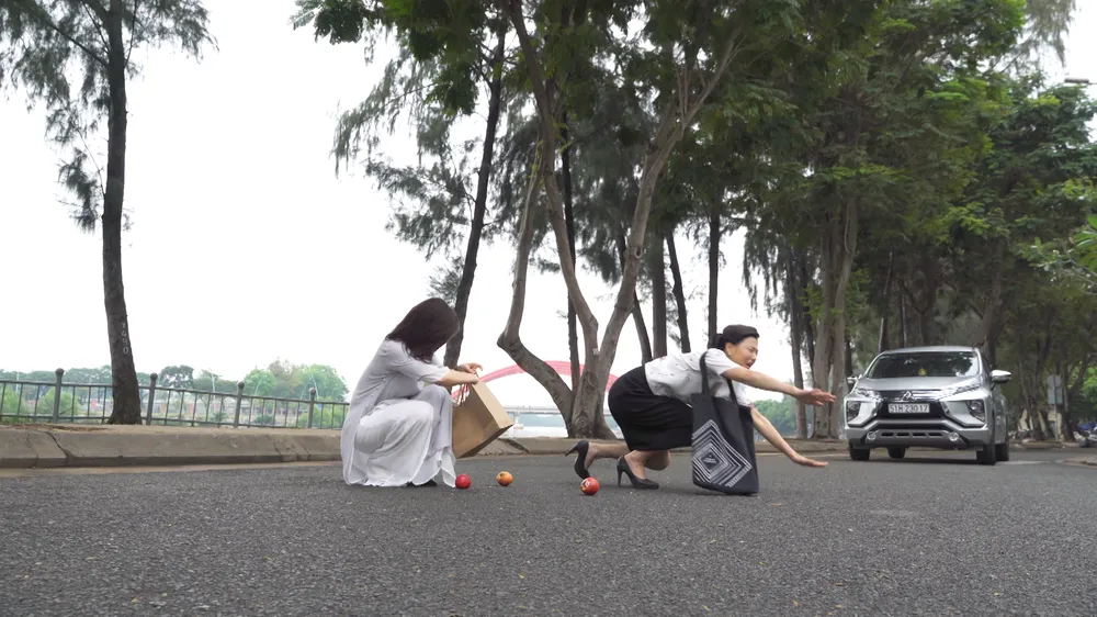 Bà Cúc âm mưu hại bà Bình nhưng giả bộ gặp nạn.