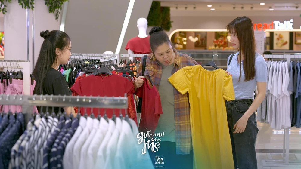 Hai mẹ con đi mua sắm. Ảnh: NSX