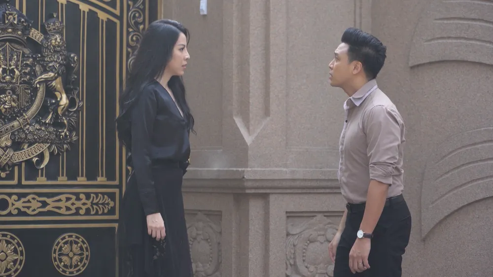 Khôi và Tuyết tranh luận với nhau. Khôi và Tuyết tranh luận với nhau.