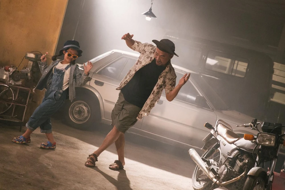 Tiến Luật trổ tài bắn rap khiến dân mạng ngỡ ngàng.