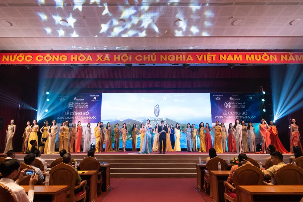 Tốp 38 thí sinh tại cuộc thi.