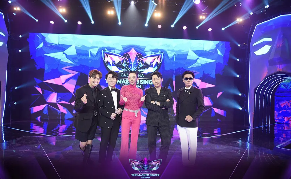 Năm nhân vật tham gia chương trình.