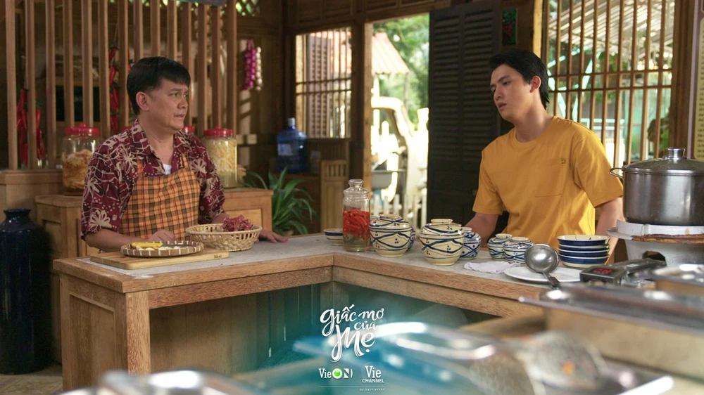 Ông Quốc tâm sự với con trai. Ảnh: CTCC