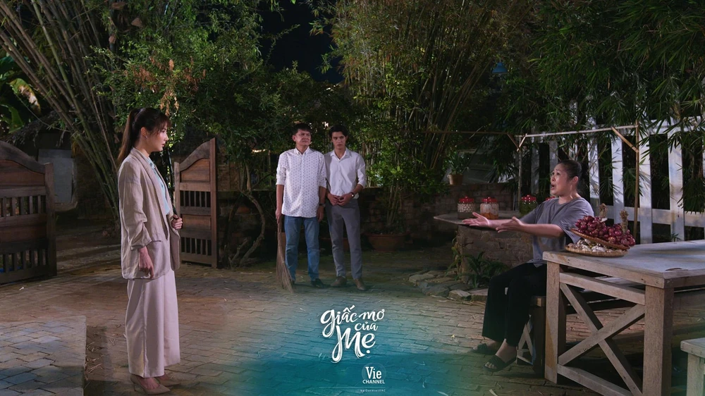 Bà Thanh chê trách con gái.