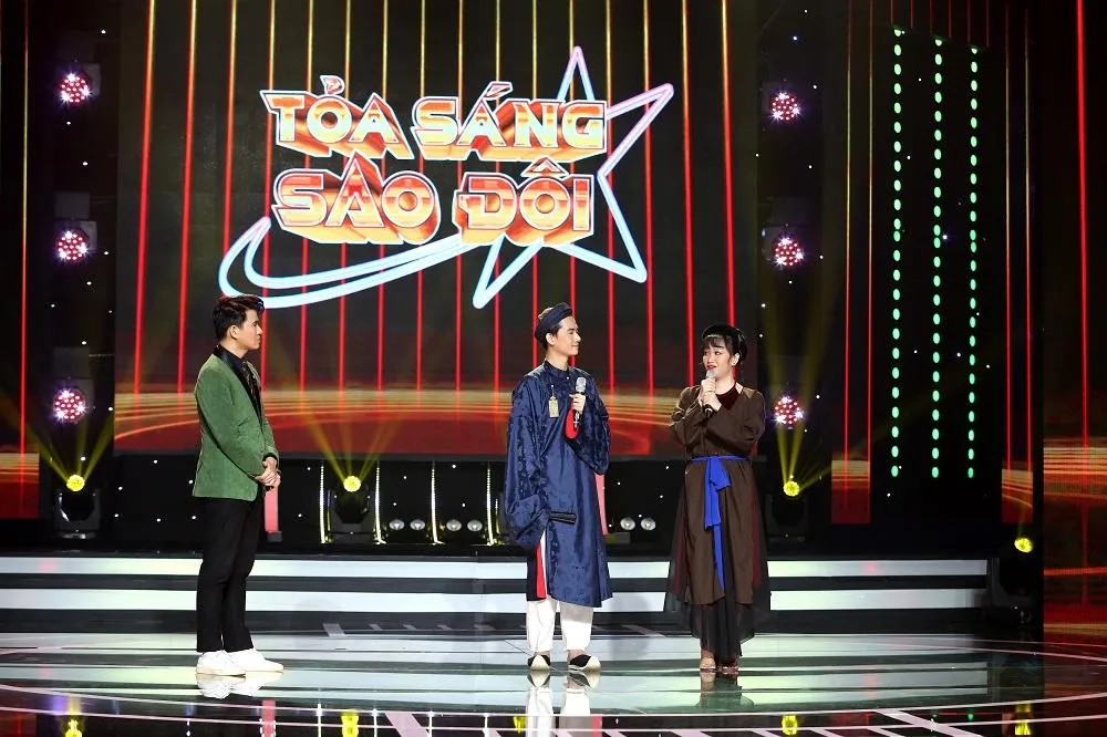 Cả hai nghe nhận xét từ ban giám khảo. Cả hai nghe nhận xét từ ban giám khảo.