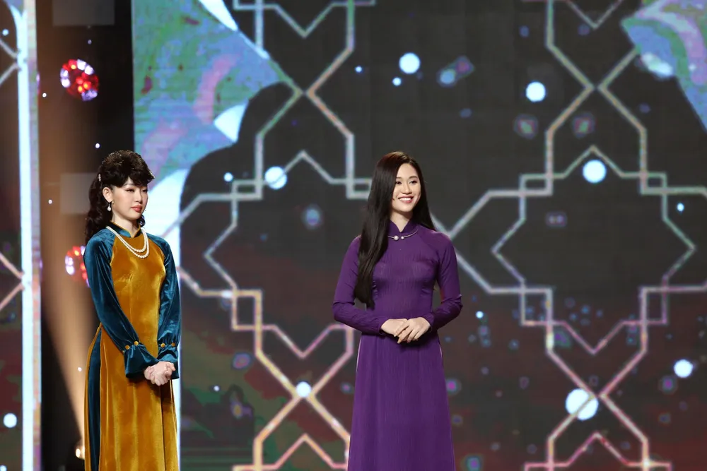 Jee Trần nghe nhận xét từ ban giám khảo.