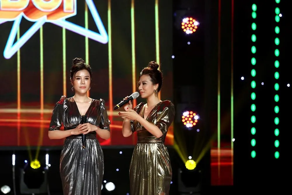 Phượng Vũ và Hồng Gấm mở màn với ca khúc Dẫu có lỗi lầm. Phượng Vũ và Hồng Gấm mở màn với ca khúc Dẫu có lỗi lầm.