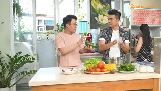 Hai nhân vật trao đổi trong lúc nấu ăn.