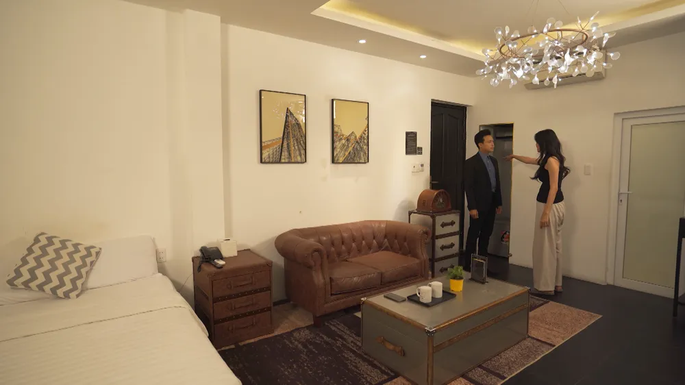 Đăng Khôi đến tận phòng khách sạn tìm Yến.