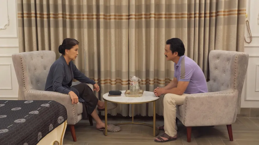 Ông Nam nói chuyện với bà Minh. Ảnh: SV Ông Nam nói chuyện với bà Minh. Ảnh: SV