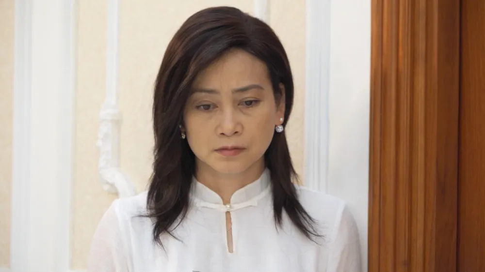 Bà Bình nghe hết câu chuyện của bà Minh và ông Nam trao đổi với nhau. Bà Bình nghe hết câu chuyện của bà Minh và ông Nam trao đổi với nhau.