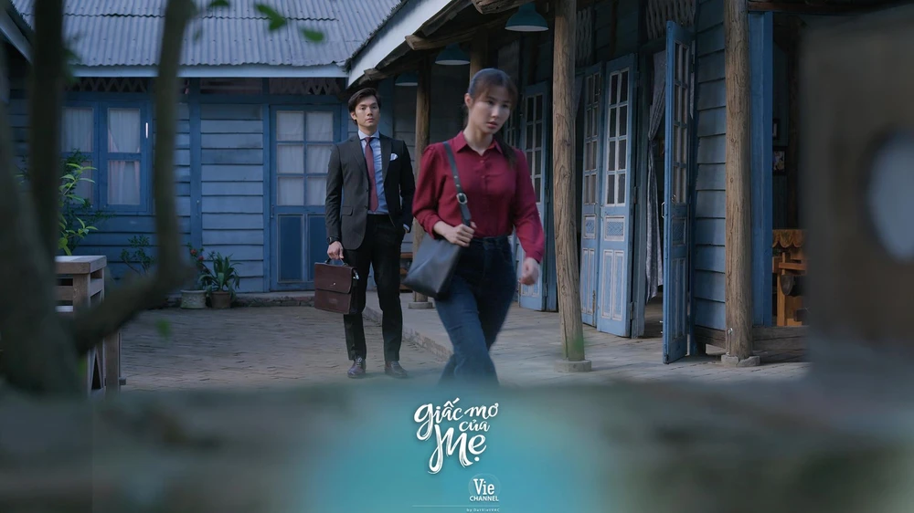 Trà My được người trong nhà động viên và che chở. Ảnh: NSX