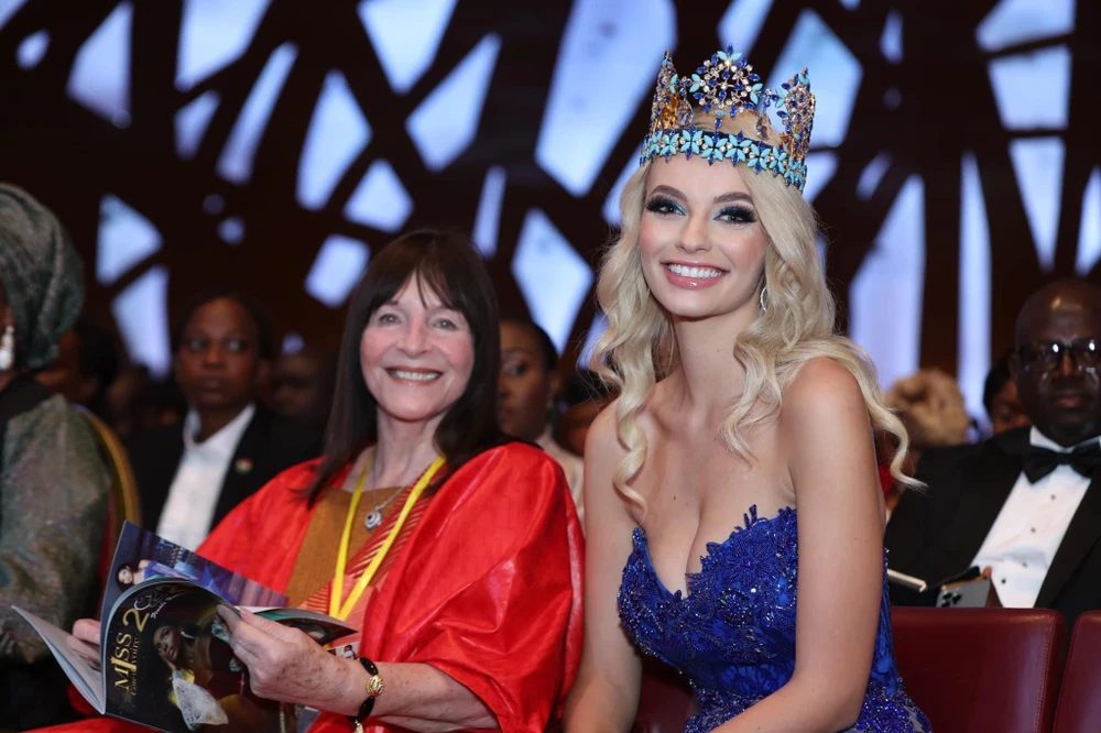 Đương kim Miss World 2021 cùng chủ tịch Miss World Organization - Julia Morley.