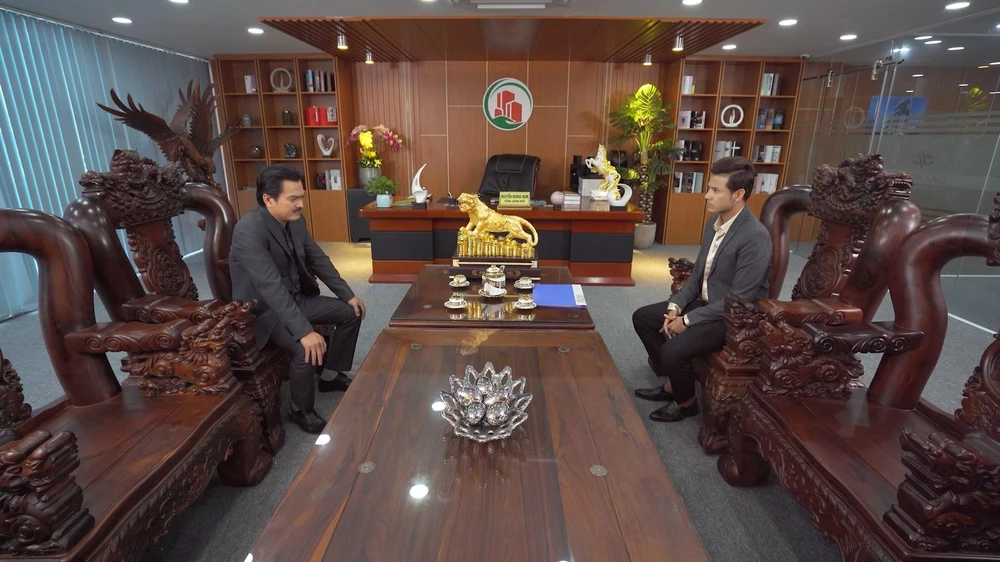 Ông Nam trao đổi với Thiên.