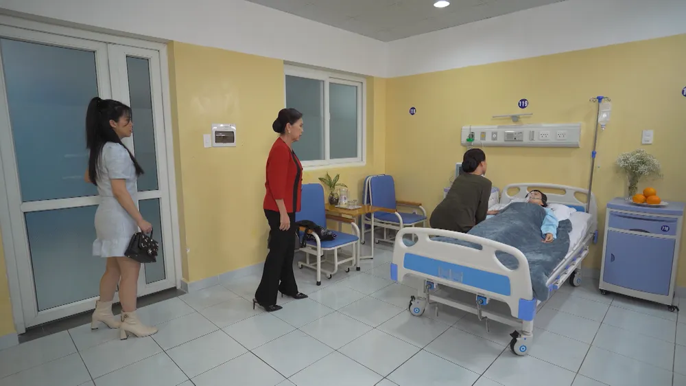 Bà Minh nghe thấy lời bộc bạch của bà Cúc. Bà Minh nghe thấy lời bộc bạch của bà Cúc.