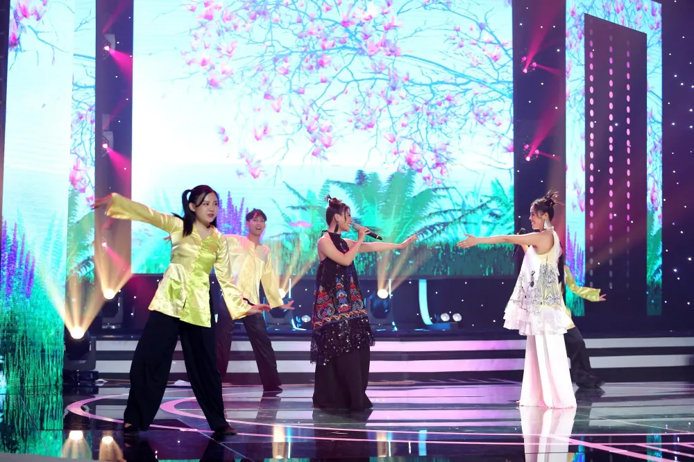 Phượng Vũ và Hồng Gấm với ca khúc Thu ca. Ảnh: CTCC Phượng Vũ và Hồng Gấm với ca khúc Thu ca. Ảnh: CTCC