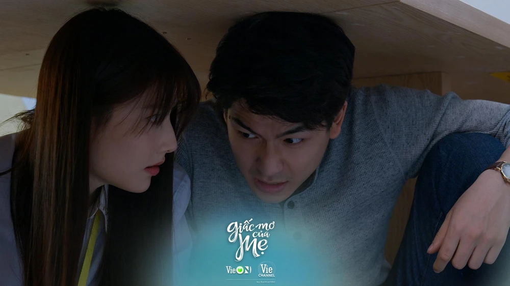 Cả hai trốn dưới gầm bàn để trốn bà Hồng (mẹ Trọng Khang).