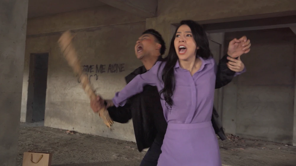 Tuyết đứng ra can ngăn. Ảnh: SV