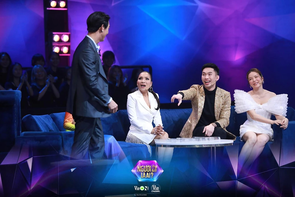 Song Luân đứng lên tại sân khấu.