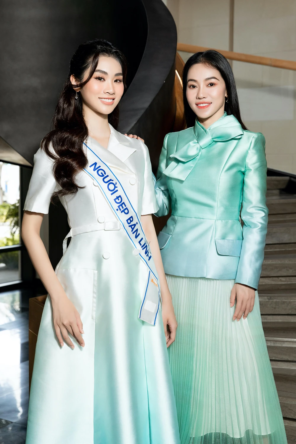 Hình ảnh Nguyễn Thùy Linh chụp hình cùng bà Phạm Kim Dung. Hình ảnh Nguyễn Thùy Linh chụp hình cùng bà Phạm Kim Dung.