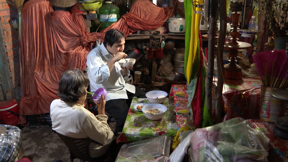 Mẹ già dưới quê của anh Phong.