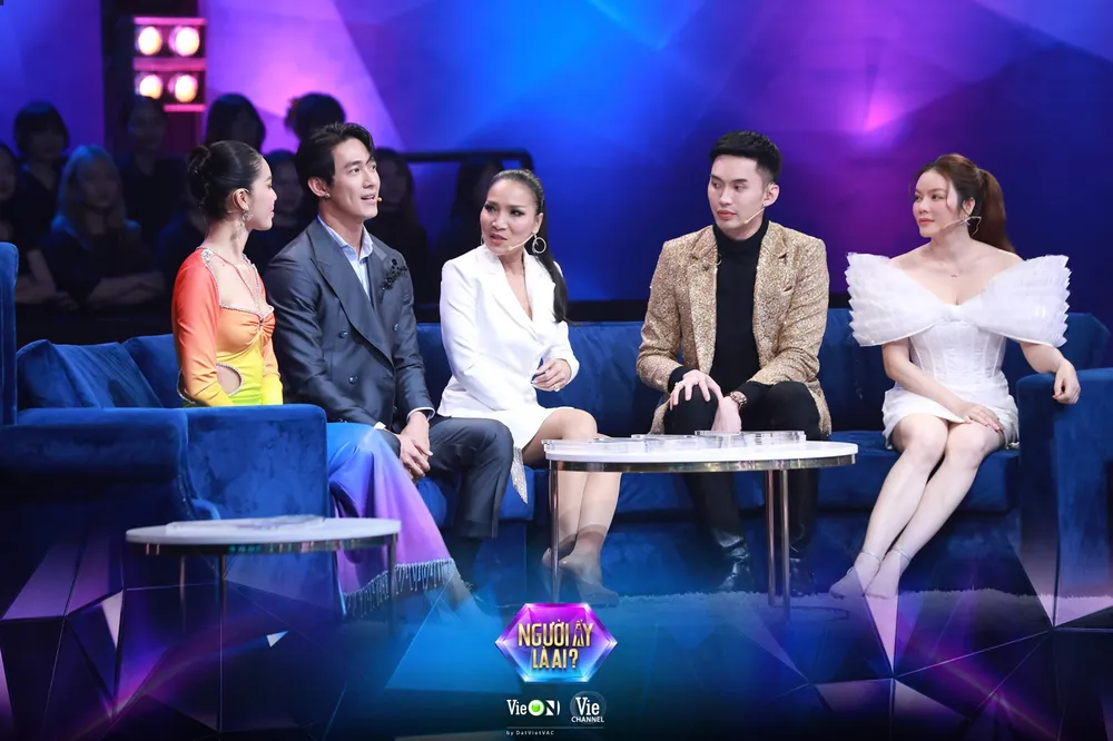 Ban cố vấn tranh luận nhau trong chương trình. Ban cố vấn tranh luận nhau trong chương trình.