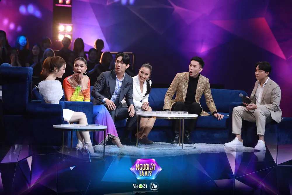 Lý Nhã Kỳ ngồi ghế nóng chương trình. Lý Nhã Kỳ ngồi ghế nóng chương trình.