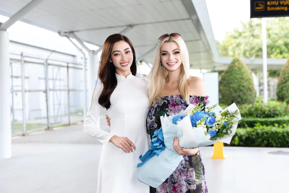 Miss World Vietnam 2019 Lương Thùy Linh cùng đương kim Miss World 2021 Karolina Bielawski.