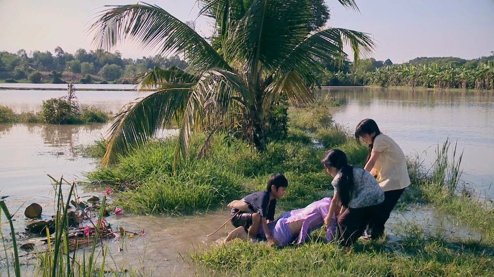 Hình ảnh cậu Hai Lương bị té xuống nước. Ảnh: SV