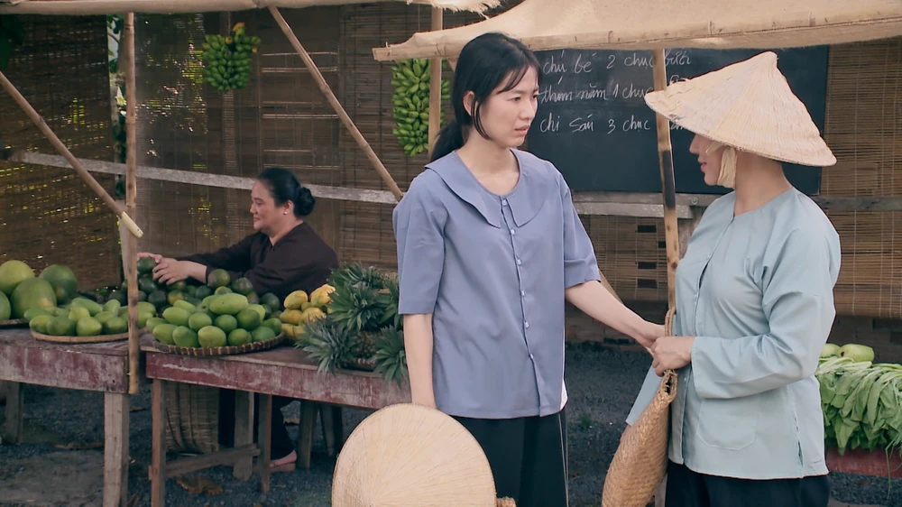 Lan gửi tiền về để chữa bệnh cho má. Ảnh: SV