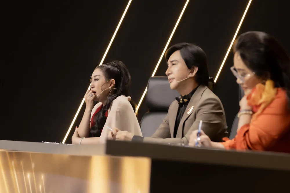 Ban giám khảo nhận xét phần thi của Trọng Nhân.