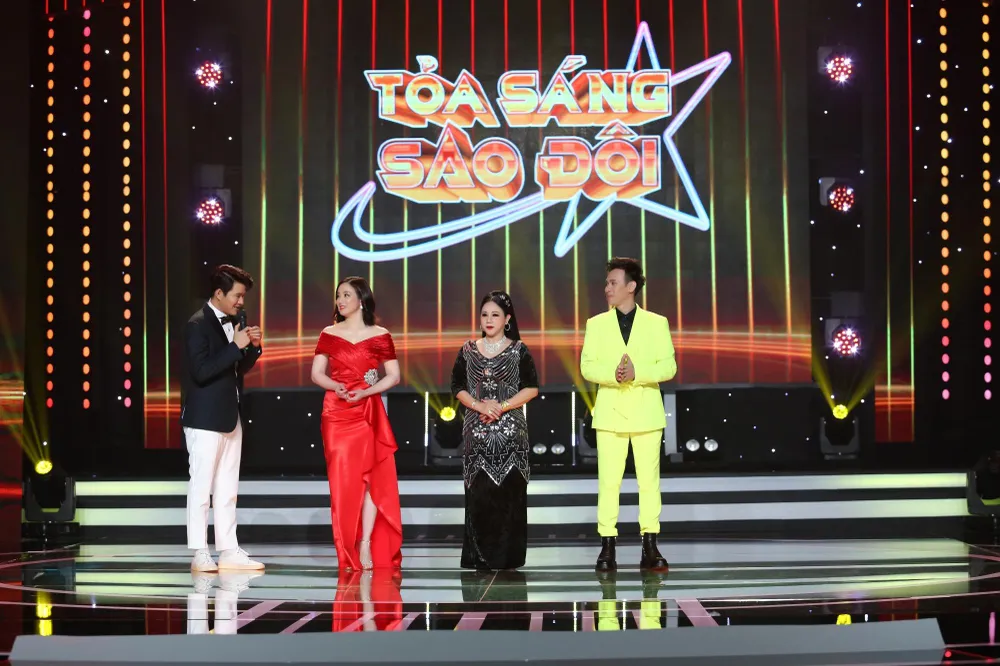 Như Hảo và hai vị giám khảo còn lại. Như Hảo và hai vị giám khảo còn lại.