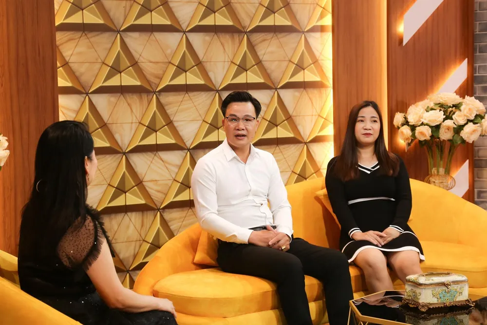 Hai vợ chồng chia sẻ trong chương trình. Hai vợ chồng chia sẻ trong chương trình.