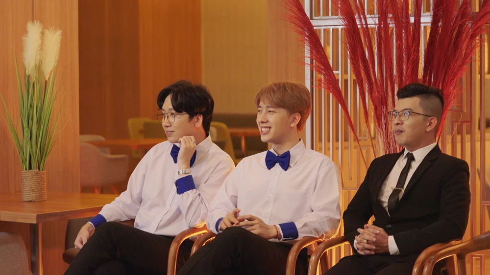 Cả hai loay hoay trong sự đả kích của đồng đội. Cả hai loay hoay trong sự đả kích của đồng đội.