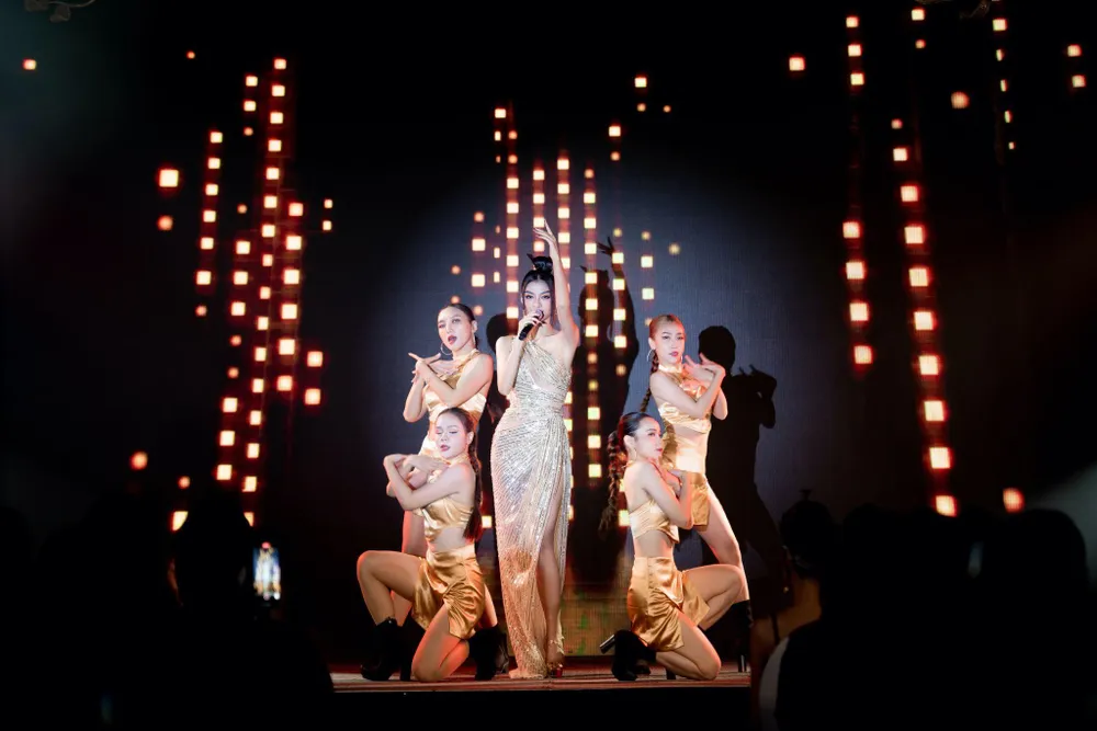 Kiều Loan trình diễn ca khúc của mình.