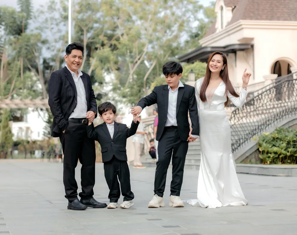 Cậu ba Phú vô cùng thích thú khi liên tục cười tươi cùng các biểu cảm đáng yêu bên cạnh ba mẹ và anh trai.