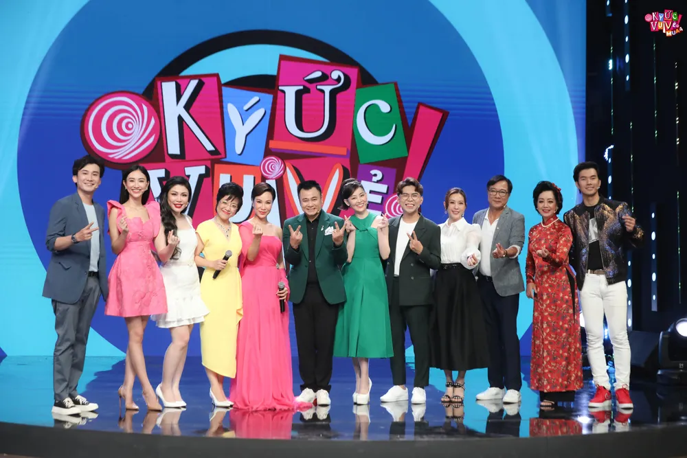 Các người chơi chụp hình cùng ca sĩ Uyên Linh. Các người chơi chụp hình cùng ca sĩ Uyên Linh.