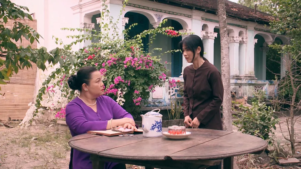 Lan đến gặp dì Mai. Lan đến gặp dì Mai.