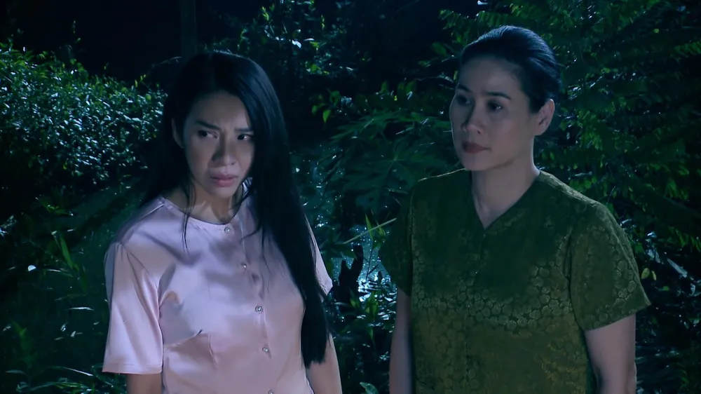 Bà Phú nói chuyện với con dâu. Bà Phú nói chuyện với con dâu.