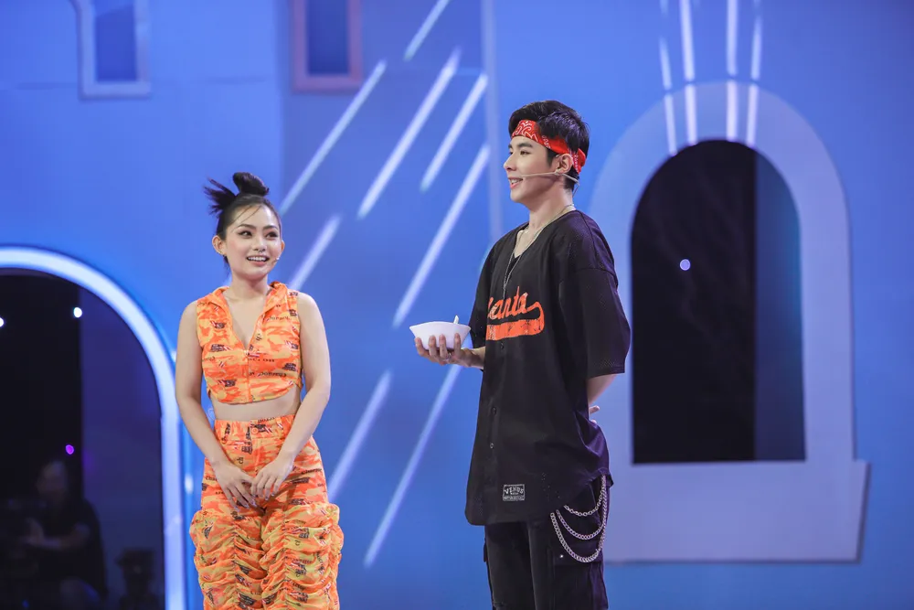 Trung Huy và nữ chính trong chương trình. Trung Huy và nữ chính trong chương trình.