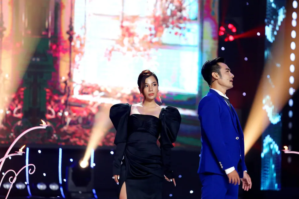 Phượng Vũ và bạn diễn với ca khúc Buồn làm chi em ơi. Phượng Vũ và bạn diễn với ca khúc Buồn làm chi em ơi.