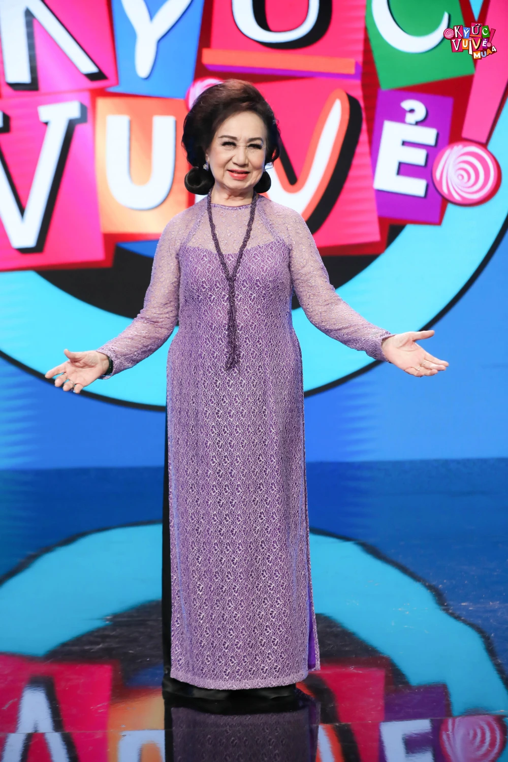 NSƯT - Ca sĩ Hồng Vân.