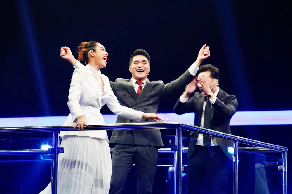 Cả hai giành chiến thắng trong chương trình Đấu trường siêu Việt. Ảnh: CTCC