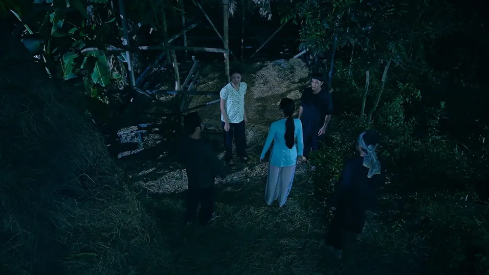 Thúy bắt quả tang Huệ. Thúy bắt quả tang Huệ.